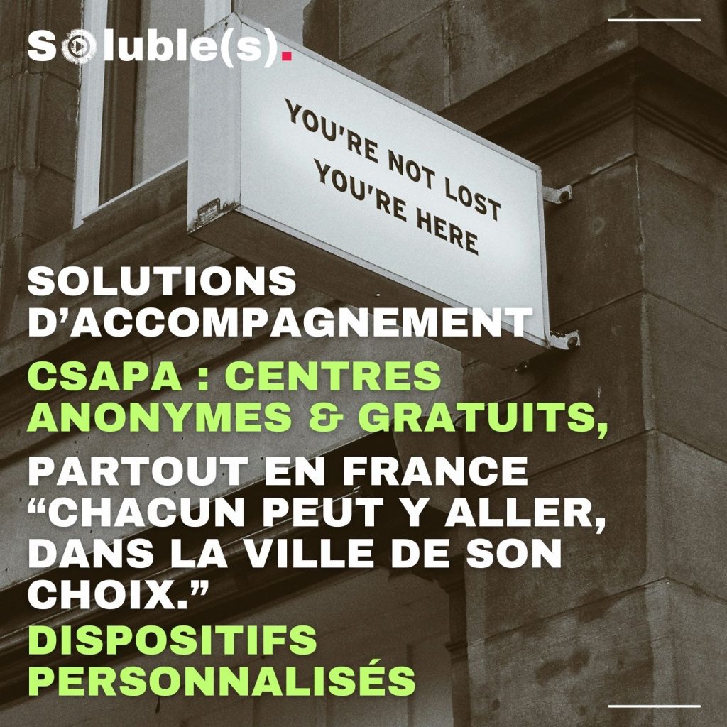 Photo urbaine devant une façade de bâtiment avec une enseigne lumineuse indiquant “You’re not lost, you’re here.” Texte en surimpression : “Solutions d’accompagnement. CSAPA : centres anonymes & gratuits, partout en France ‘Chacun peut y aller, dans la ville de son choix.’ Dispositifs personnalisés.” Image rassurante, mettant en avant l’accessibilité des centres d’accompagnement à travers la France et l’importance du soutien personnalisé dans la sortie d’addiction.